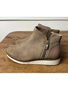 Women's SoftWalk Wesley Boot Stone Size 7.5 W